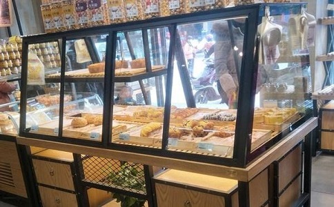 如何高效快速的定制面包店展示柜?