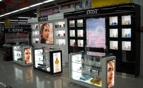 设计好化妆品展柜也会对销售产生影响