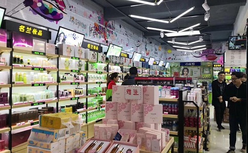 高人气化妆品店需要好的展柜设计