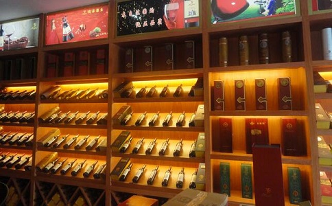 木质的烟酒展柜应该如何保养?